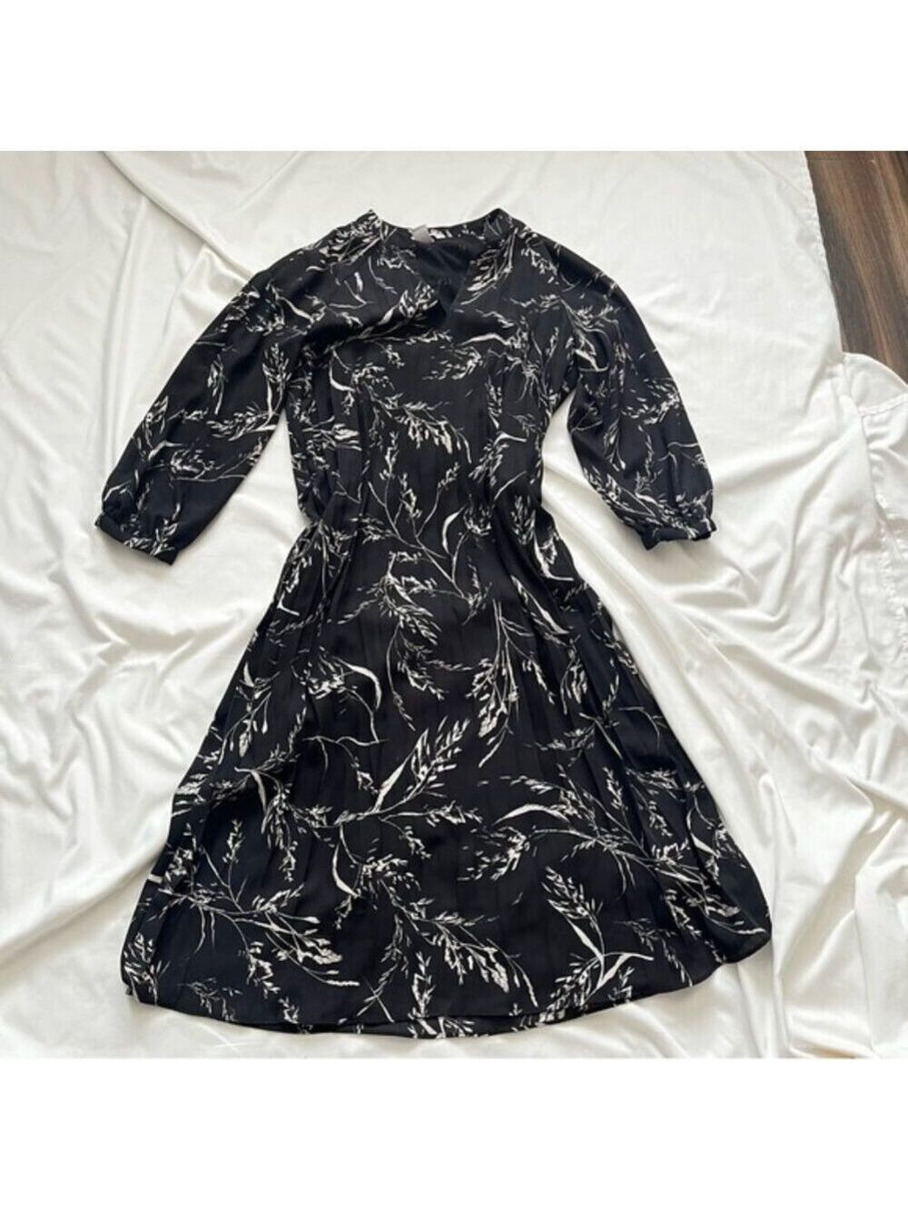 H&M Floral Pleated Midi Dress Longsleeves V-neck Black Size 4